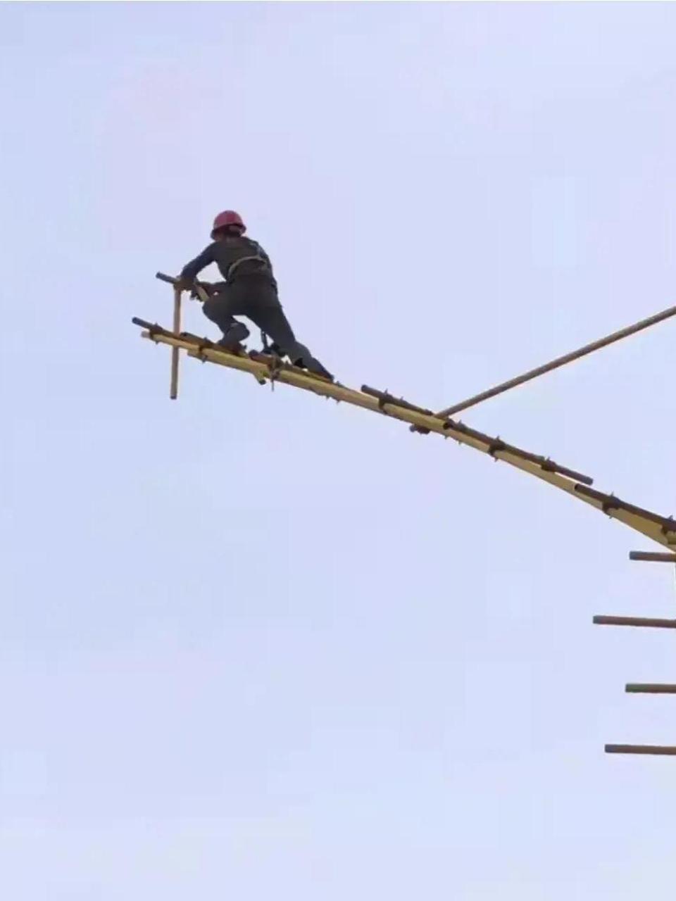 爬梯子上天的图片(爬梯子上天的图片带字)